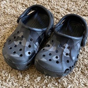 Toddler boy camo crocs size 5